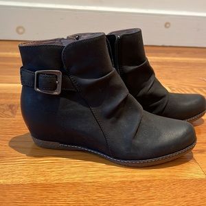 DANSKO | LIA BLACK BURNISHED NUBUCK BOOTIE  #6908101200